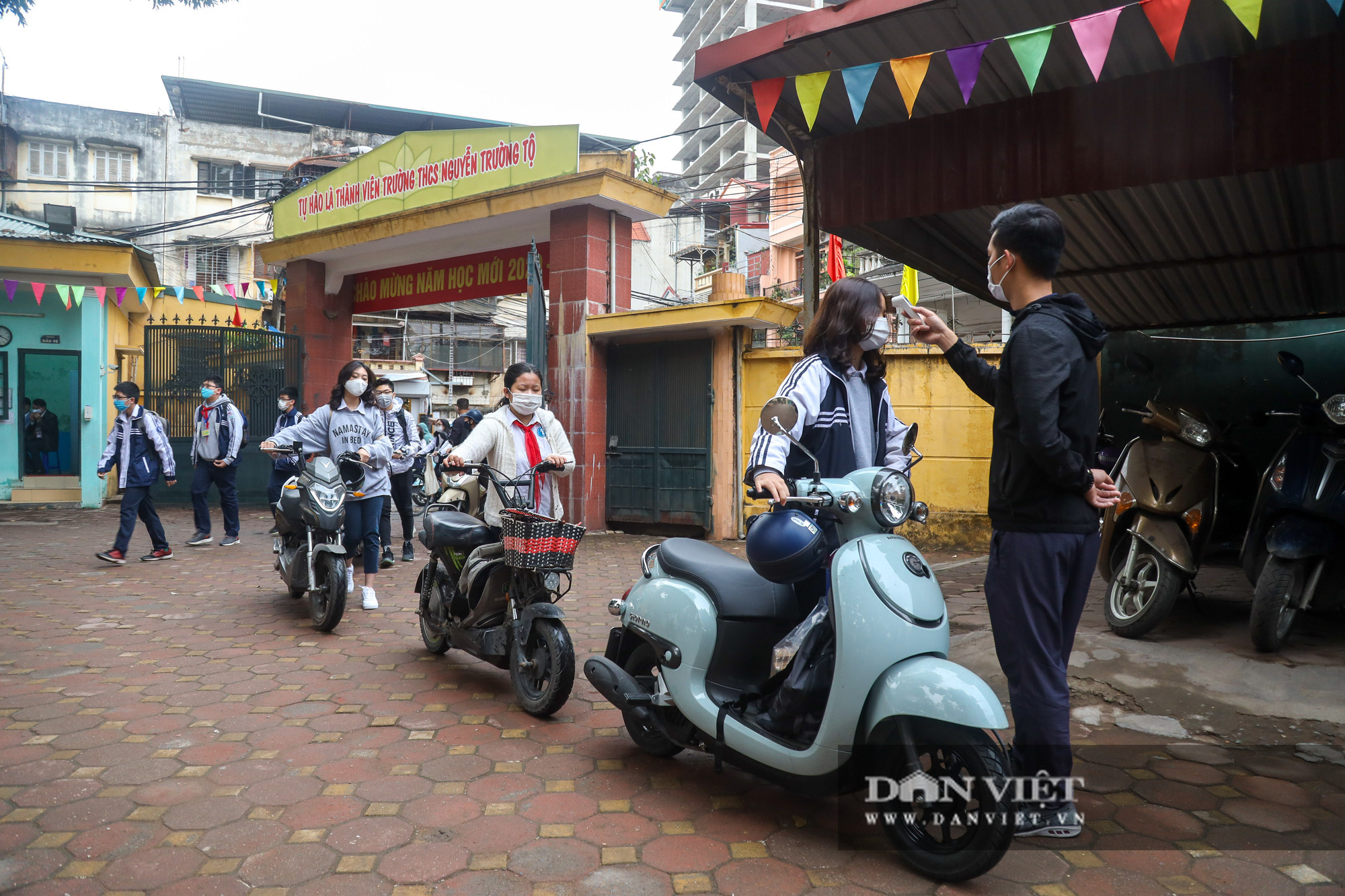 Đi học trở lại sau 30 ngày nghỉ Tết, học sinh Hà Nội được nhận lì xì - Ảnh 4.