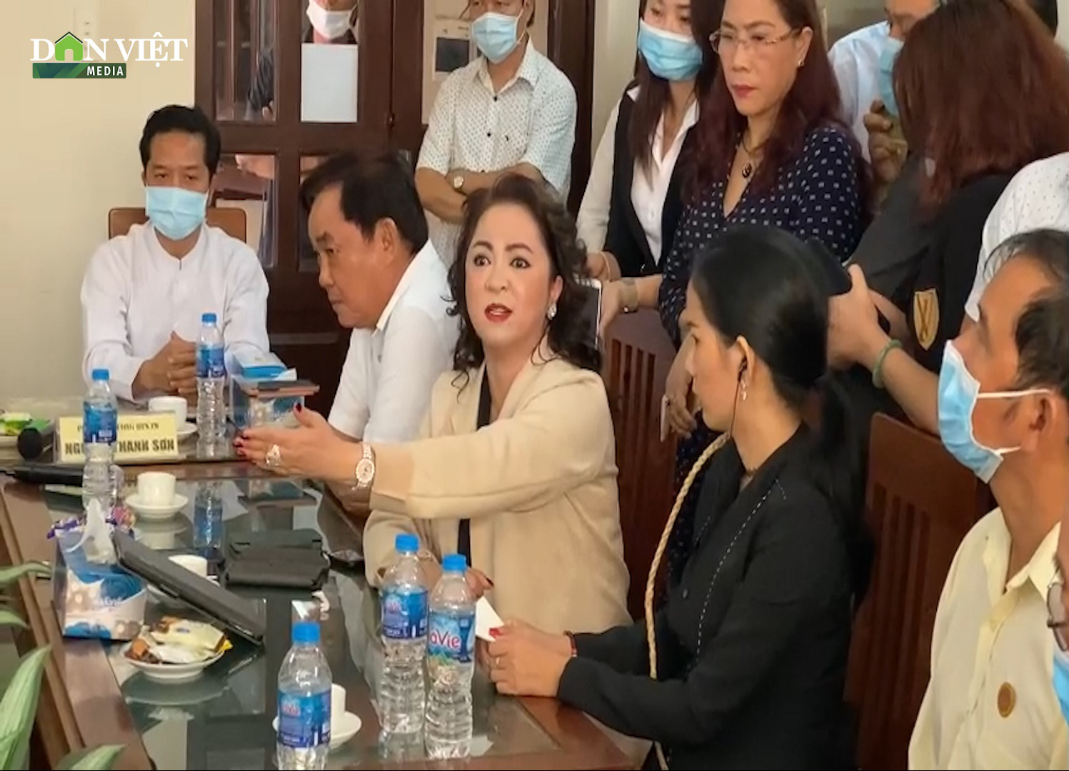 Clip: Vợ đại gia Dũng &quot;lò vôi&quot; tố ông Võ Hoàng Yên, hai bên thống nhất đưa vụ việc ra công an - Ảnh 4.