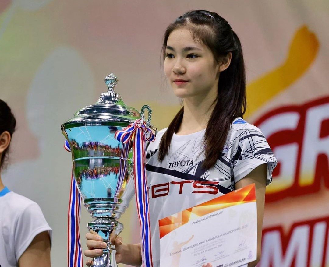 Nhan sắc như thiên thần của tay vợt 14 tuổi lập kỷ lục cầu lông - Ảnh 2.