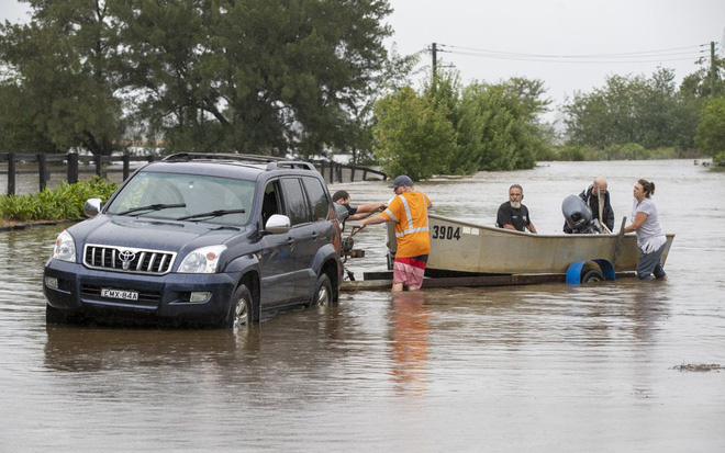&quot;Lũ lụt thế kỷ&quot; biến đường phố ở Australia thành sông - Ảnh 1.