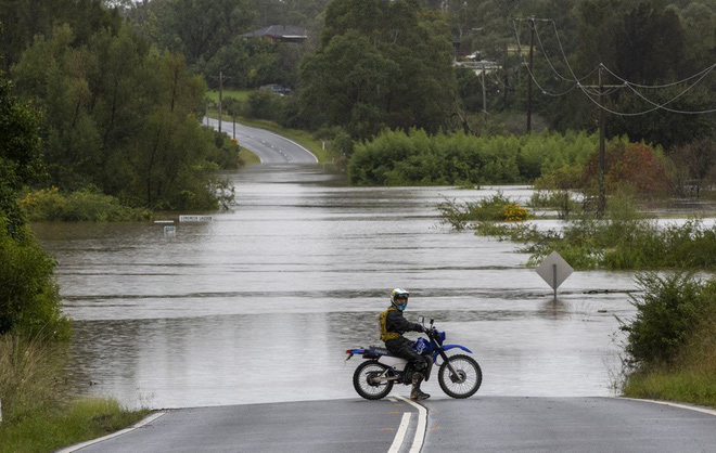 &quot;Lũ lụt thế kỷ&quot; biến đường phố ở Australia thành sông - Ảnh 3.