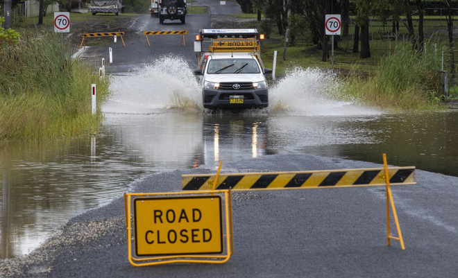 &quot;Lũ lụt thế kỷ&quot; biến đường phố ở Australia thành sông - Ảnh 4.