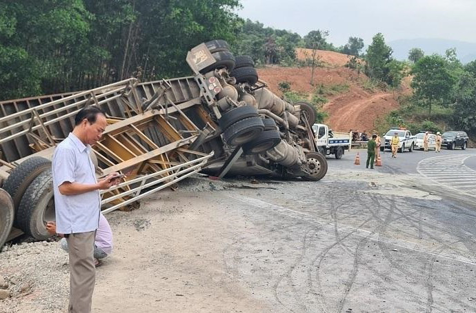 Xe container đổ đèo gây tai nạn liên hoàn, 3 xe ô tô lao xuống vực - Ảnh 2.