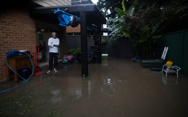 &quot;Lũ lụt thế kỷ&quot; biến đường phố ở Australia thành sông - Ảnh 7.