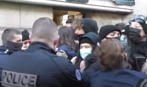 Pháp chìm trong hỗn loạn: Cảnh sát đụng độ dữ dội người biểu tình - Ảnh 2.