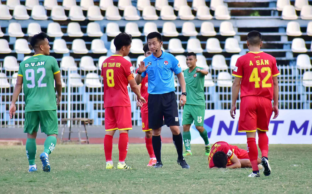 Nhẹ tay với thủ môn &quot;trêu ngươi&quot; mình, trọng tài đối diện... án phạt - Ảnh 1.