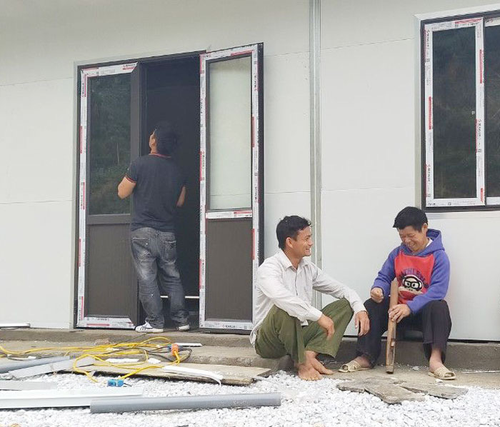 Lễ trao nhà mẫu và hỗ trợ xây nhà cho hộ nghèo, khó khăn về nhà ở huyện Mường Lát - Ảnh 2.