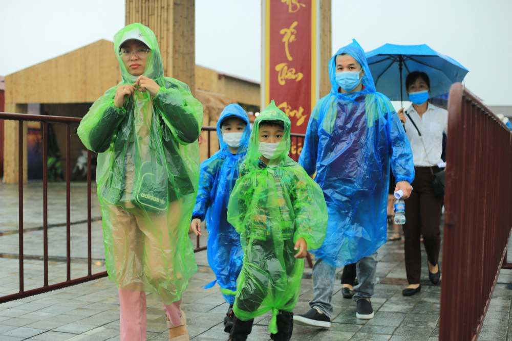 Vạn người đội mưa lớn đổ về gây quá tải, chùa Tam Chúc liên tục thông báo tạm dừng bán vé  - Ảnh 9.