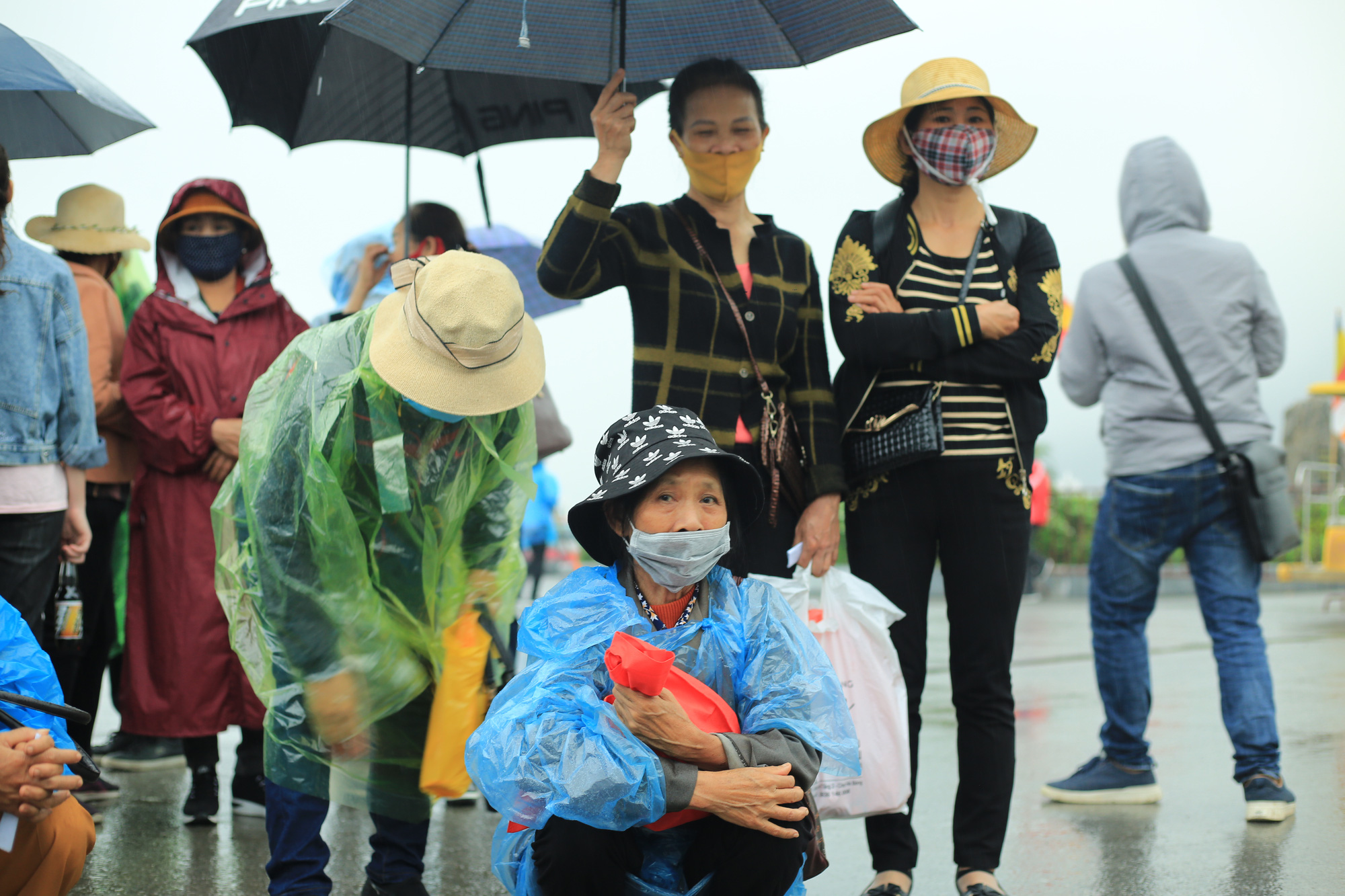 Vạn người đội mưa lớn đổ về gây quá tải, chùa Tam Chúc liên tục thông báo tạm dừng bán vé  - Ảnh 8.
