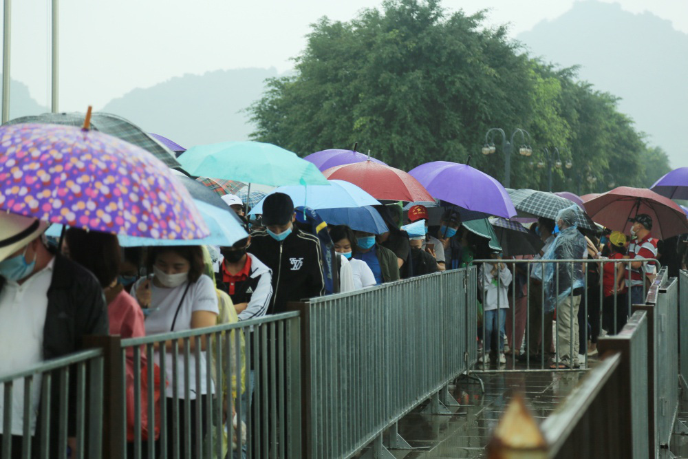 Vạn người đội mưa lớn đổ về gây quá tải, chùa Tam Chúc liên tục thông báo tạm dừng bán vé  - Ảnh 4.