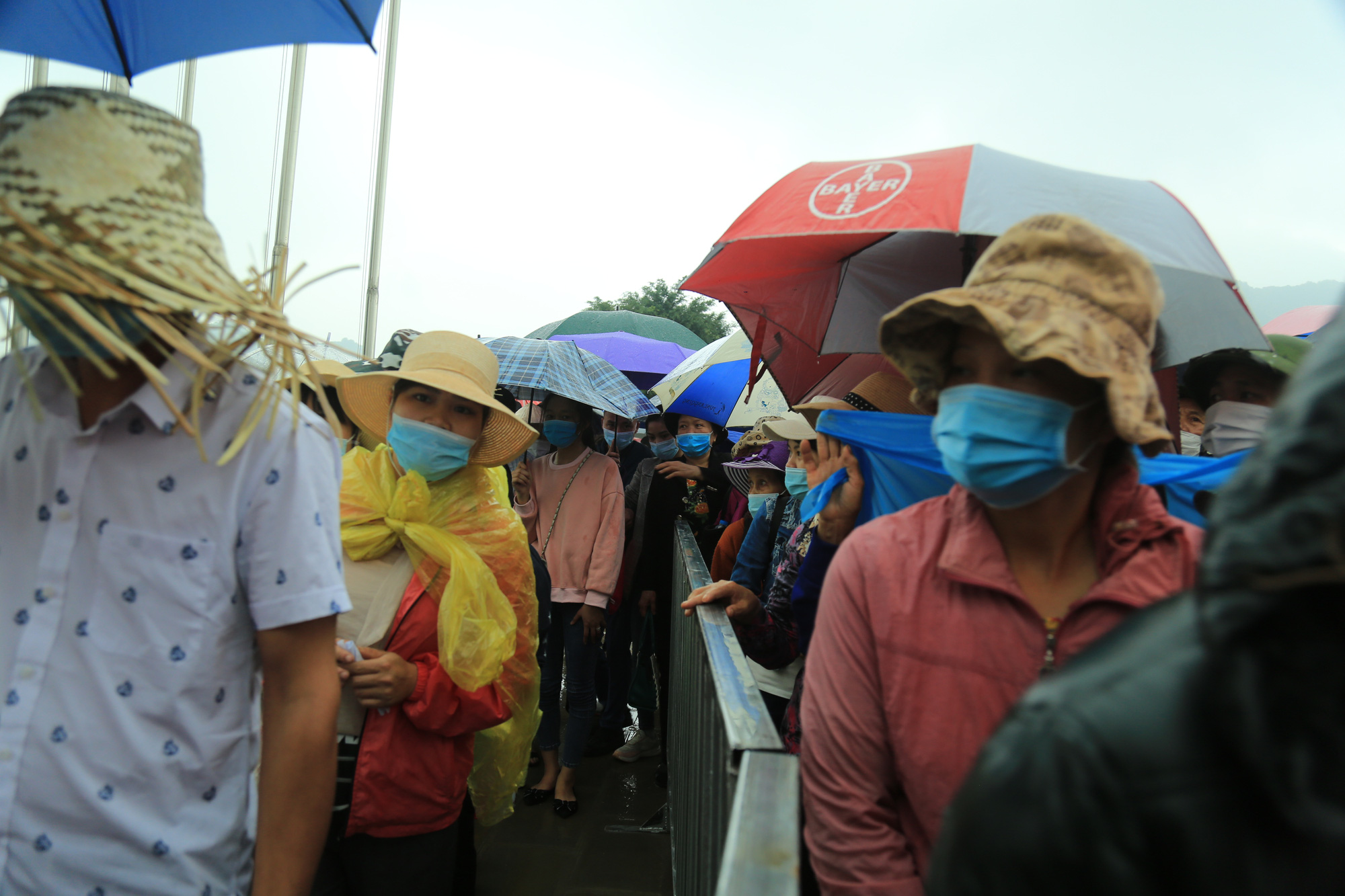 Vạn người đội mưa lớn đổ về gây quá tải, chùa Tam Chúc liên tục thông báo tạm dừng bán vé  - Ảnh 3.
