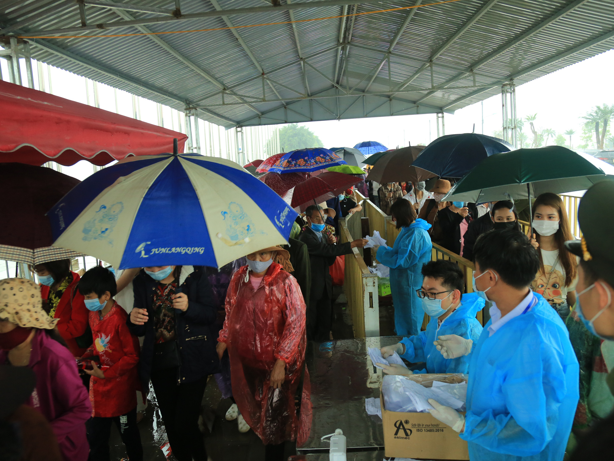 Vạn người đội mưa lớn đổ về gây quá tải, chùa Tam Chúc liên tục thông báo tạm dừng bán vé  - Ảnh 2.