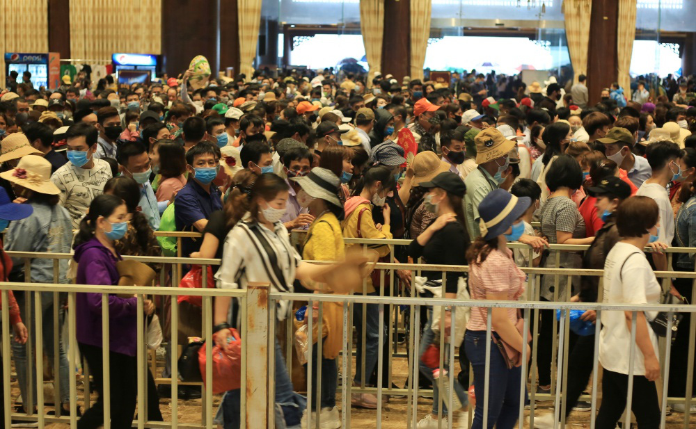 Vạn người đội mưa lớn đổ về gây quá tải, chùa Tam Chúc liên tục thông báo tạm dừng bán vé  - Ảnh 5.