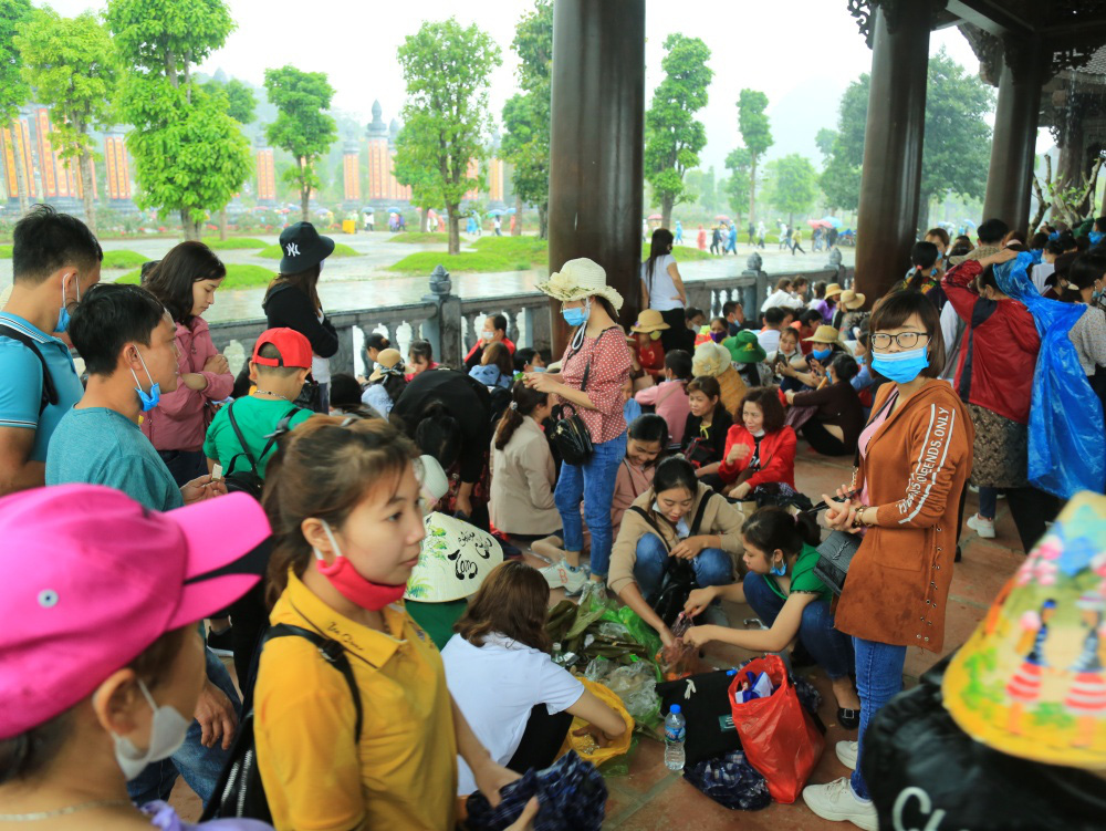 Vạn người đội mưa lớn đổ về gây quá tải, chùa Tam Chúc liên tục thông báo tạm dừng bán vé  - Ảnh 13.