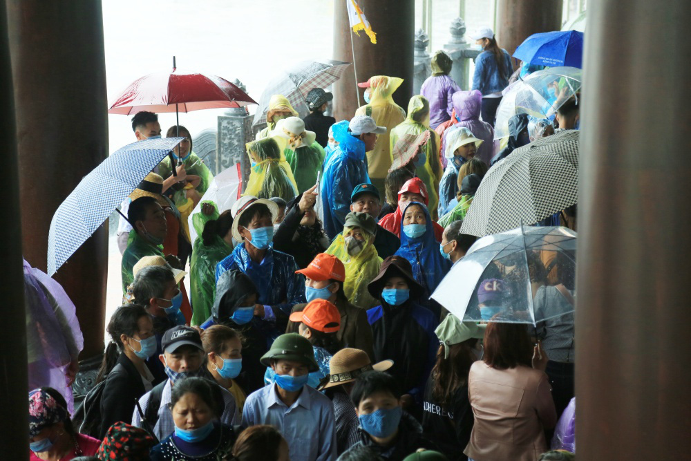 Vạn người đội mưa lớn đổ về gây quá tải, chùa Tam Chúc liên tục thông báo tạm dừng bán vé  - Ảnh 11.