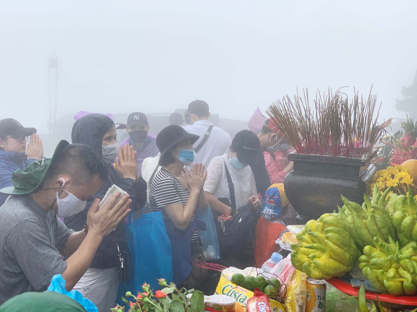 Quảng Ninh: Chùa Đồng Yên Tử vắng vẻ ngày đi lễ cuối tuần - Ảnh 9.