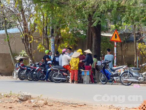 Người đàn ông phát hiện bạn nhậu ngồi chết trong nghĩa địa - Ảnh 2.