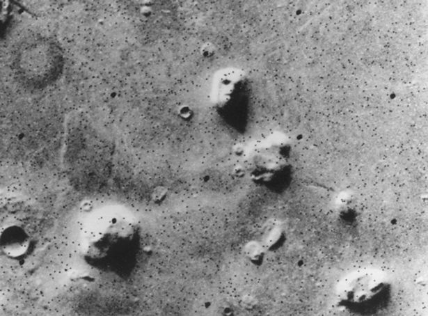 Sự thật bất ngờ phía sau những phát hiện kỳ dị, chấn động trên sao Hỏa - Ảnh 1.