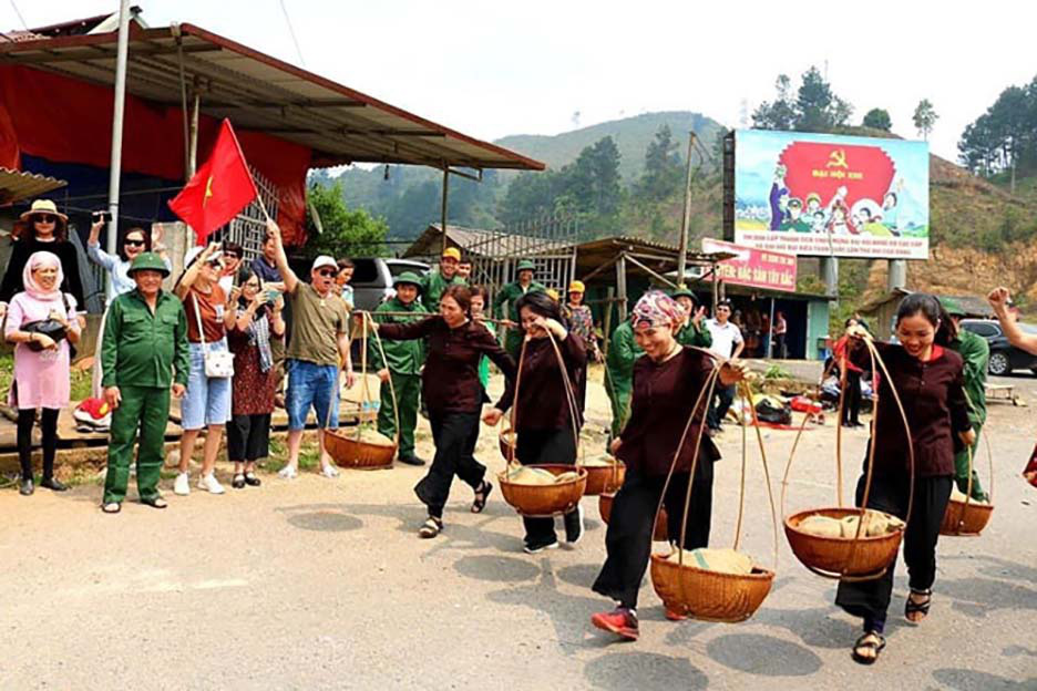 Vé máy bay tăng “chóng mặt” khách du lịch chuyển hướng tự lái xe khám phá cung đường Đông - Tây Bắc - Ảnh 5.