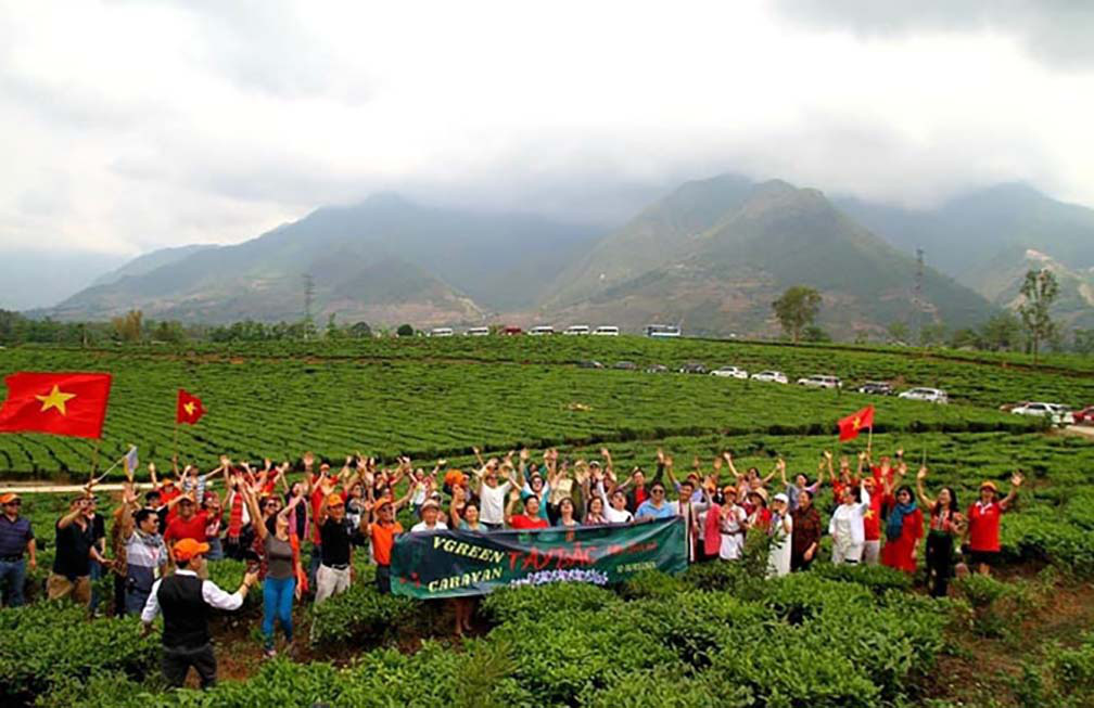 Vé máy bay tăng “chóng mặt” khách du lịch chuyển hướng tự lái xe khám phá cung đường Đông - Tây Bắc - Ảnh 1.