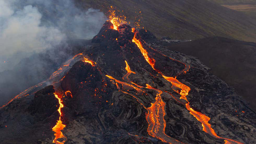 Clip: Núi lửa 6.000 năm phun trào đỏ rực - Ảnh 2.