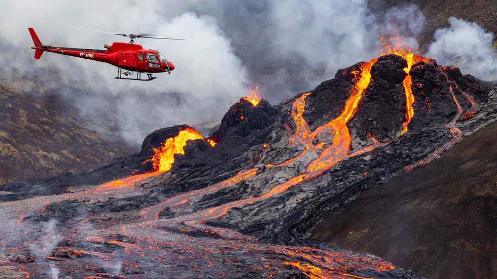 Clip: Núi lửa 6.000 năm phun trào đỏ rực - Ảnh 3.