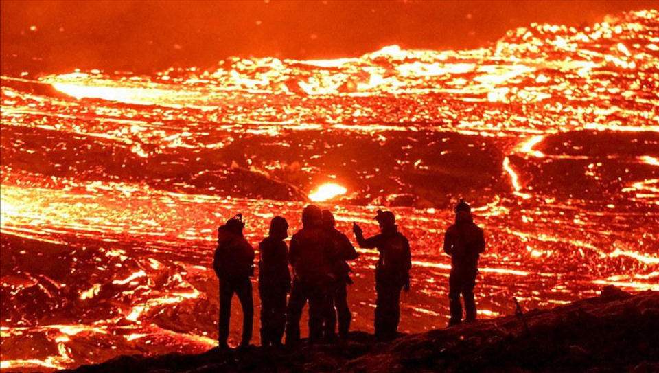 Clip: Núi lửa 6.000 năm phun trào đỏ rực - Ảnh 4.