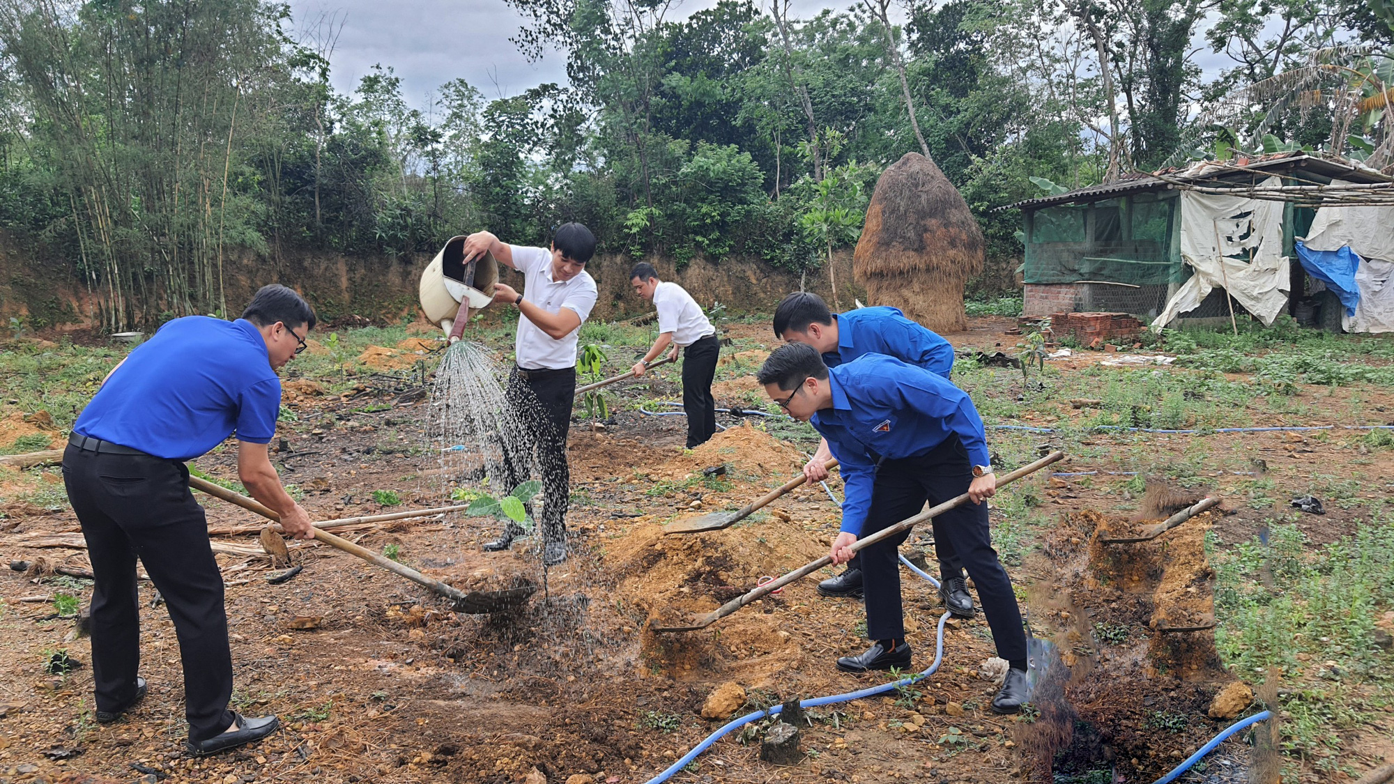 Đoàn Thanh niên Agribank khu vực miền Trung hưởng ứng tháng thanh niên - Ảnh 3.