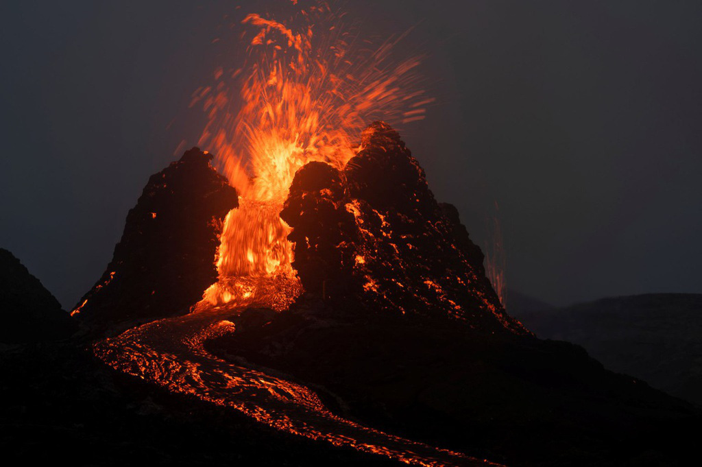 Clip: Núi lửa 6.000 năm phun trào đỏ rực - Ảnh 9.