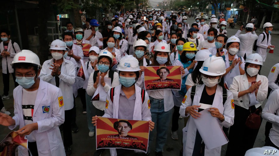 Loạt quan chức Myanmar hứng đòn từ Mỹ, EU, biểu tình  dâng cao - Ảnh 2.