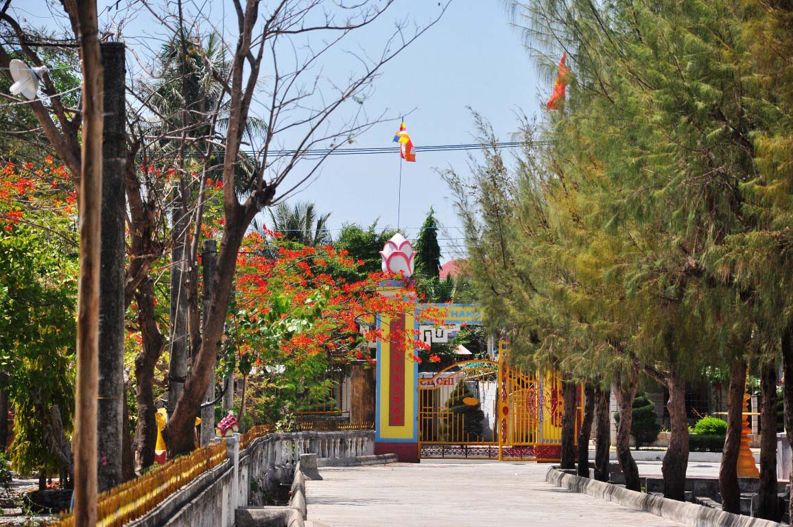 Ngôi chùa Từ Vân tại Cam Ranh hút giới trẻ bởi kiến trúc độc đáo này - Ảnh 1.