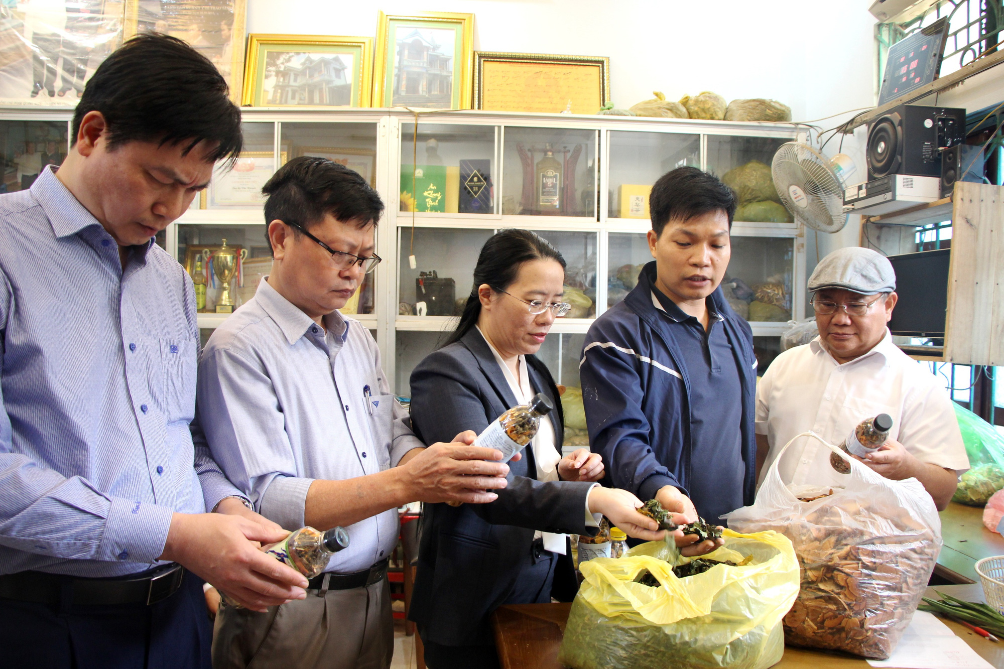 Phó Chủ tịch Hội Nông dân Việt Nam thăm nơi cả làng là người Dao làm nghề thuốc Nam - Ảnh 2.
