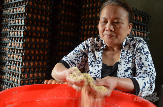 Hà Nội: Kỳ lạ trại gà 4 tháng không phải dọn phân, trứng luộc lên ăn béo thơm mà không thoát &quot;nỗi đau&quot; này - Ảnh 6.