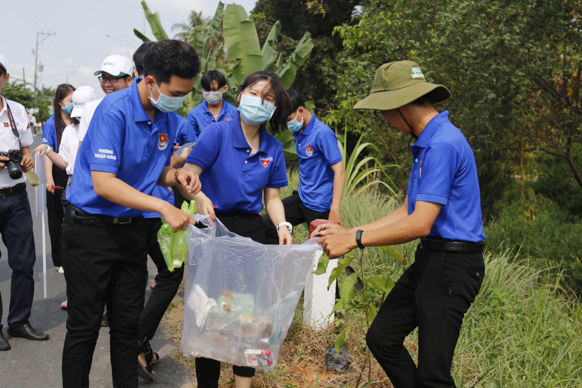 Gần 100 đoàn viên thanh niên Agribank, ABIC và Quận đoàn Thốt Nốt ra quân trồng cây xanh - Ảnh 4.