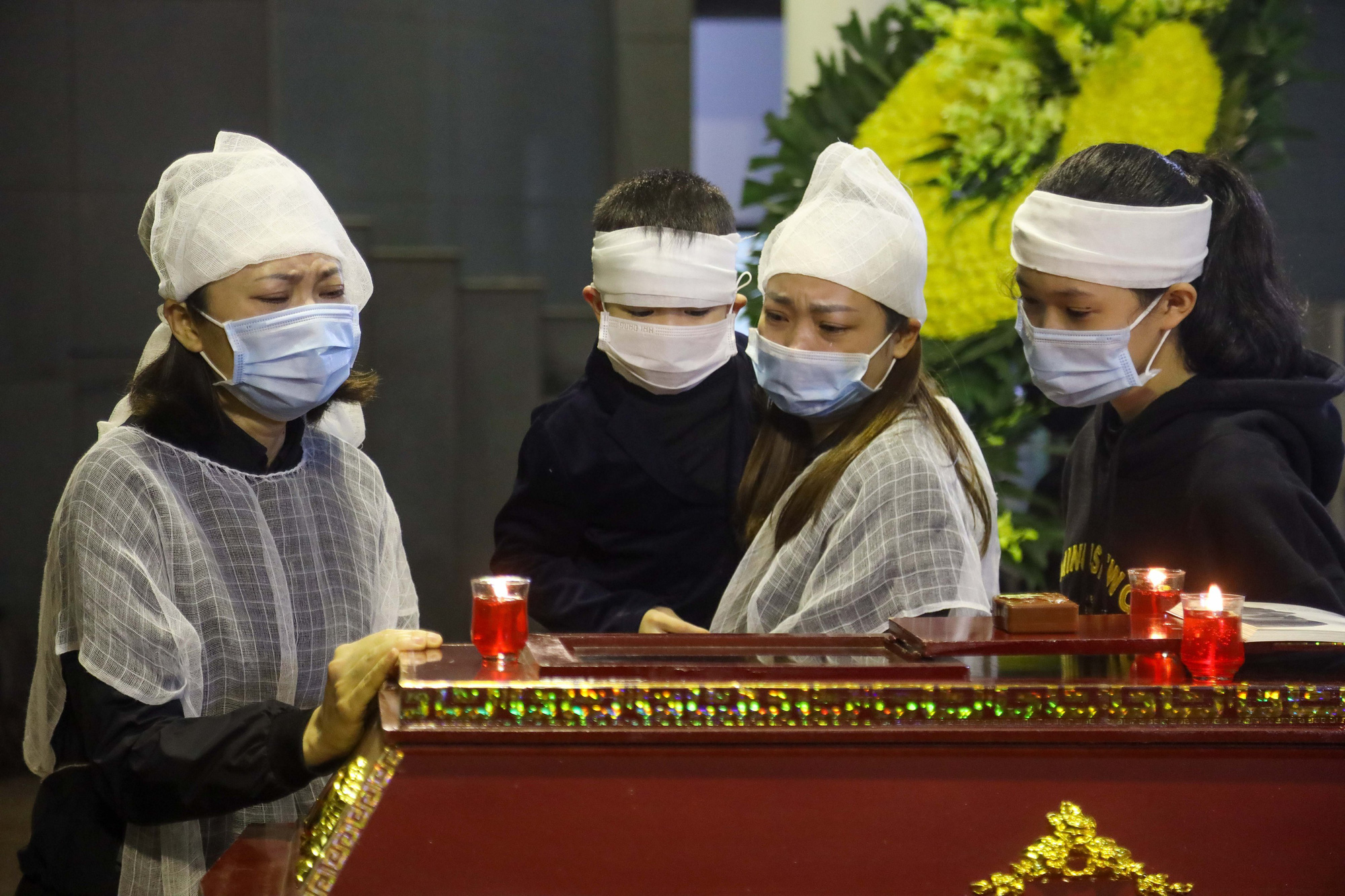 Gia đình, đồng nghiệp xúc động tại tang lễ Nhà văn Nguyễn Huy Thiệp - Ảnh 7.