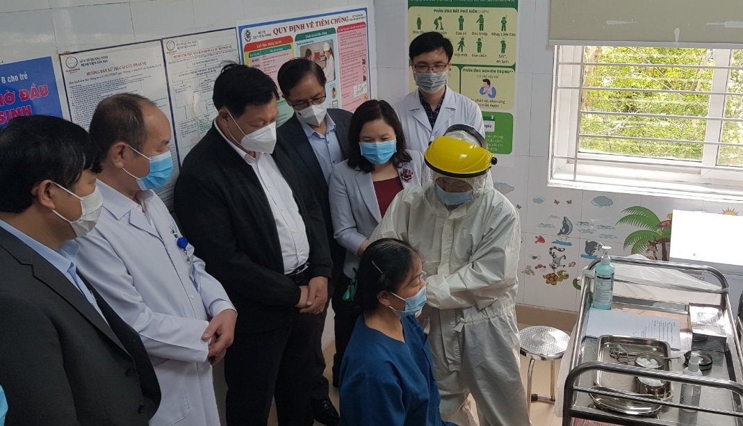 Quảng Ninh triển khai tiêm vắc xin AstraZeneca phòng Covid-19  - Ảnh 1.