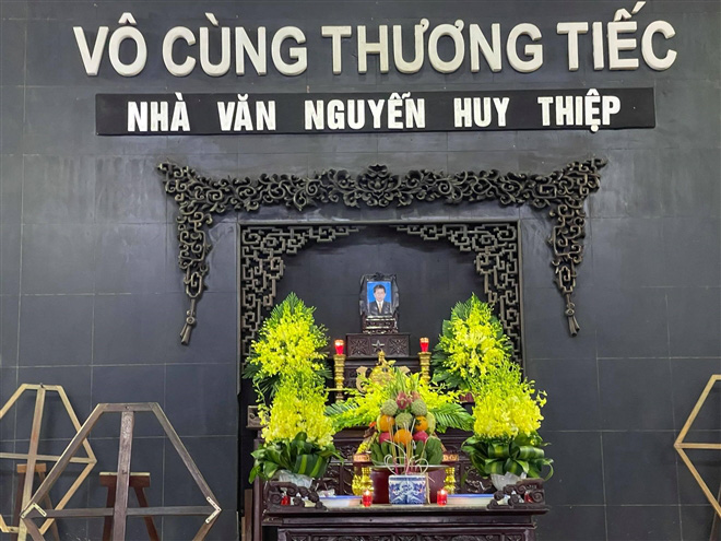 Văn nhân và đọc giả Việt Nam đẫm nước mắt tiễn đưa nhà văn Nguyễn Huy Thiệp - Ảnh 2.