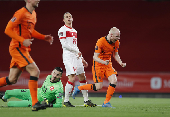 Hà Lan thua Thổ Nhĩ Kỳ, HLV De Boer chê đội nhà &quot;mất cảnh giác&quot; - Ảnh 1.