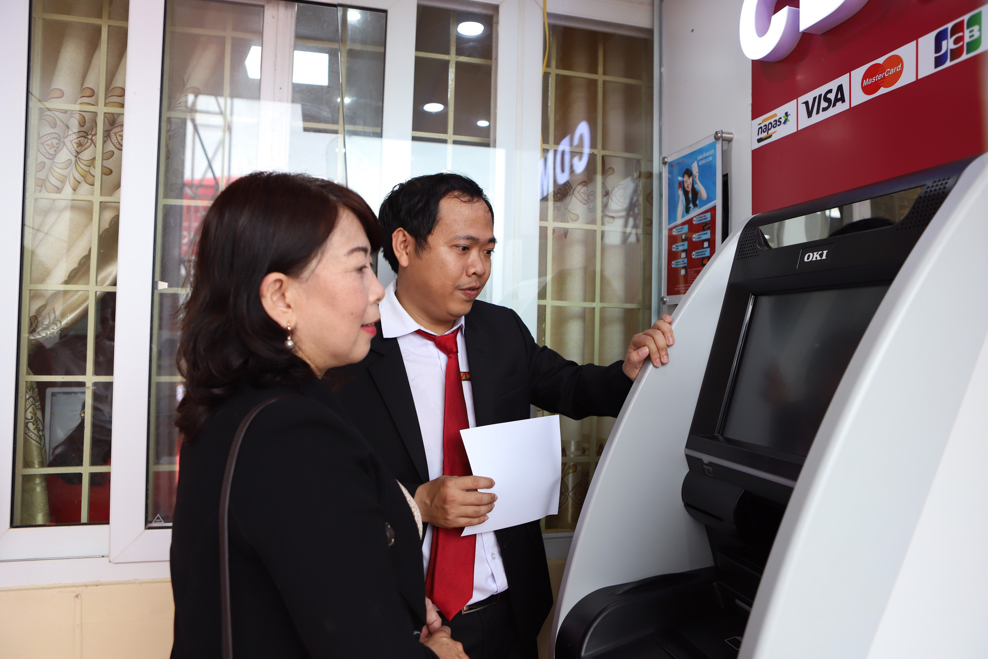 Agribank Quảng Ngãi: Khai trương điểm giao dịch ngân hàng tự động AutoBank CDM - Ảnh 2.