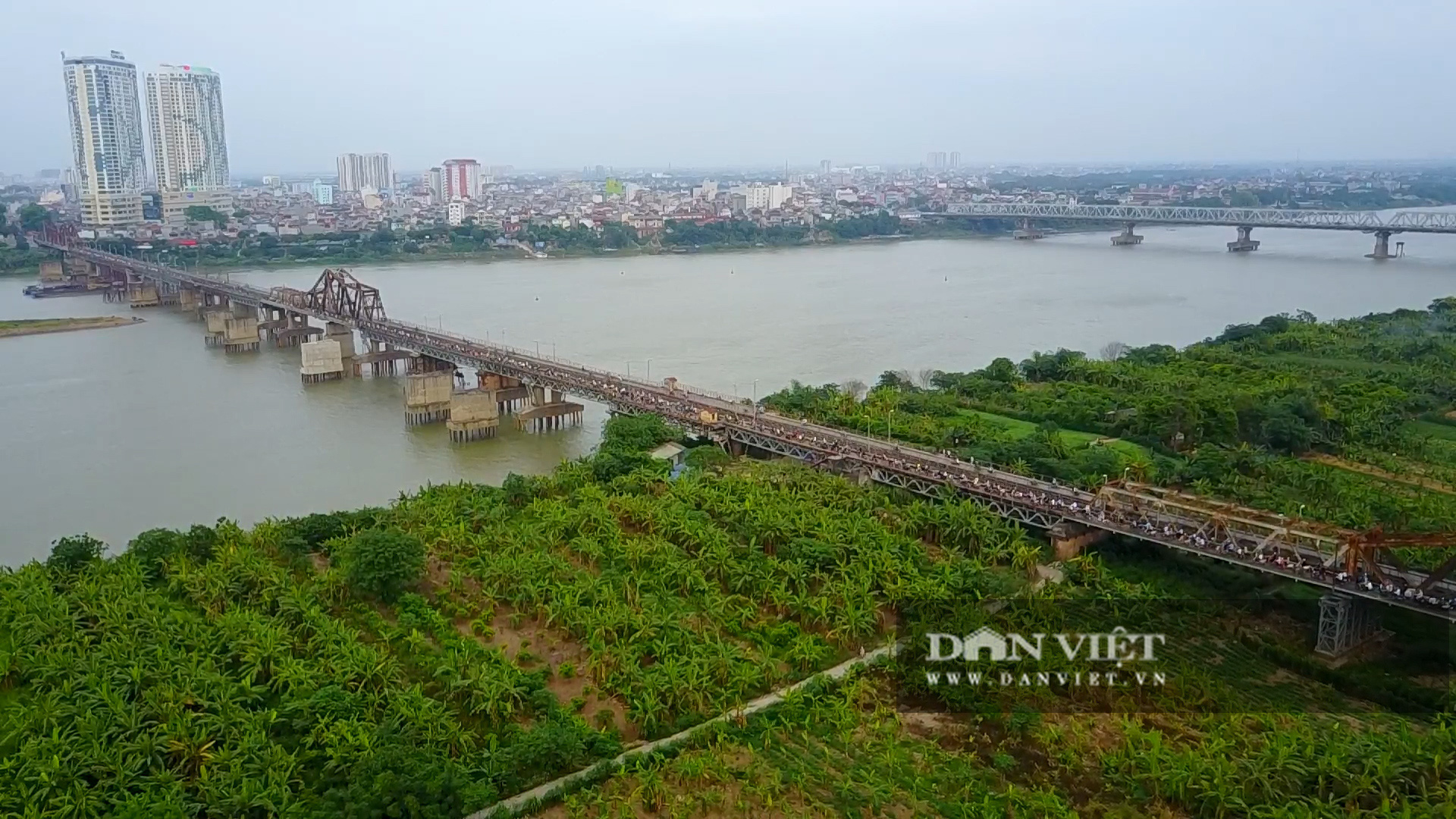 Cầu Long Biên xuống cấp đến không ngờ, mặt đường nhiều ổ gà, hở hàm ếch có thể nhìn rõ mặt nước sông Hồng - Ảnh 1.