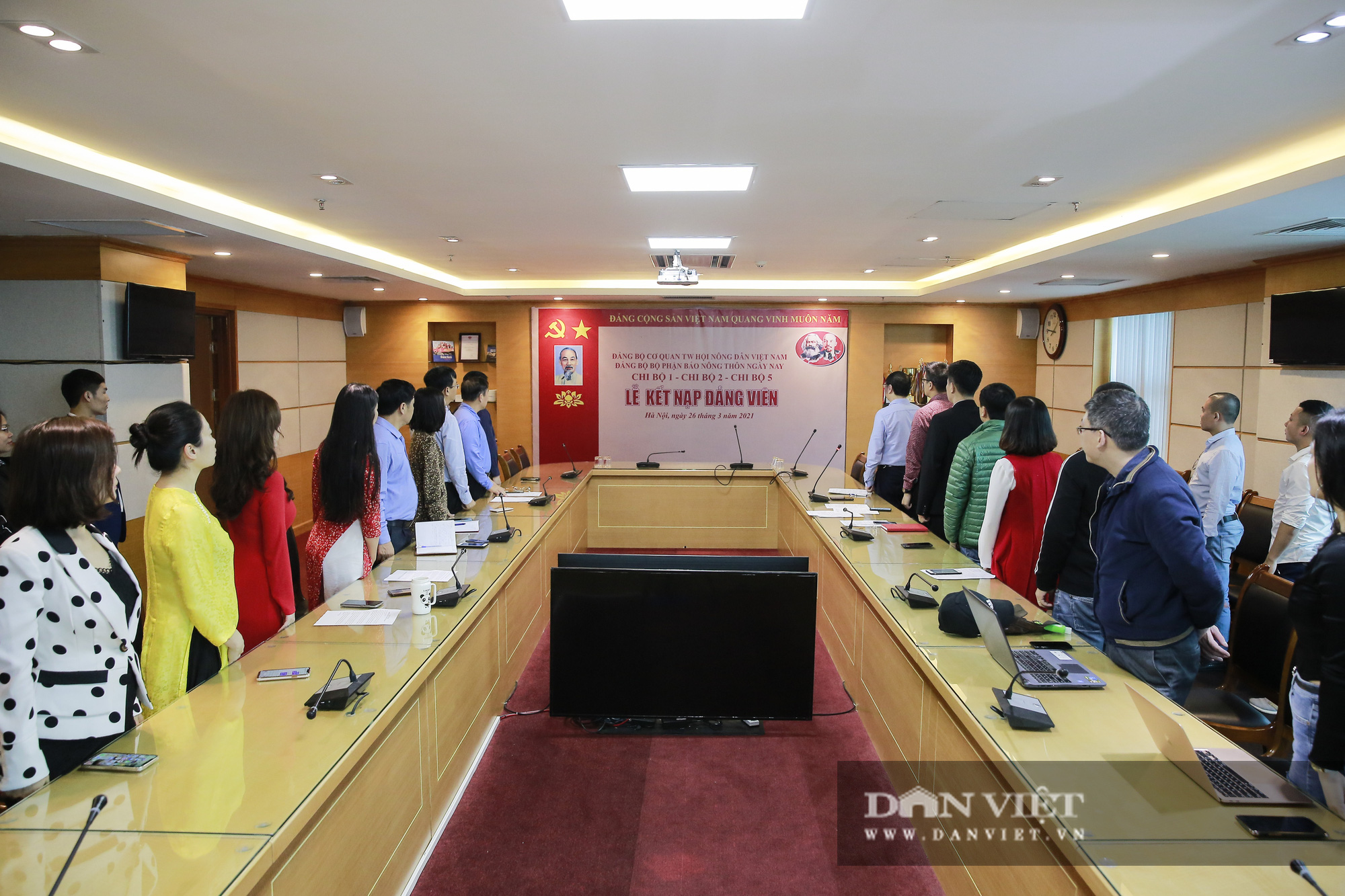Báo NTNN/Dân Việt điện tử tổ chức kết nạp 4 quần chúng ưu tú vào Đảng  - Ảnh 1.