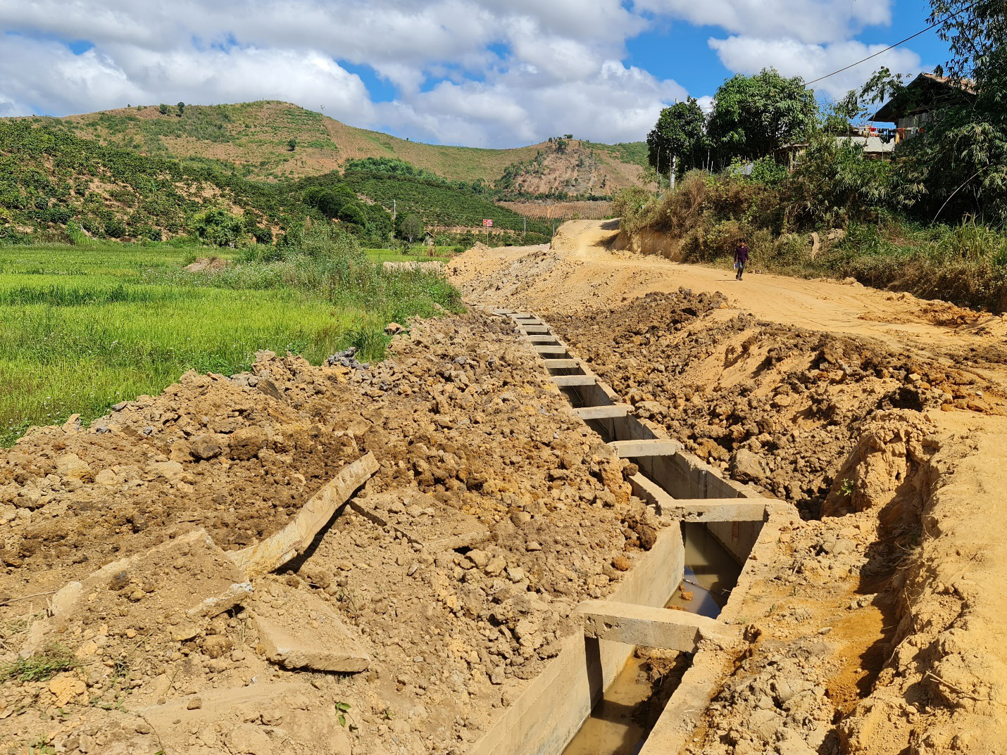 Lạ lùng kênh dẫn nước 90 tỷ đồng &quot;độn thổ&quot; ở xã nghèo nhất tỉnh Đắk Nông - Ảnh 2.