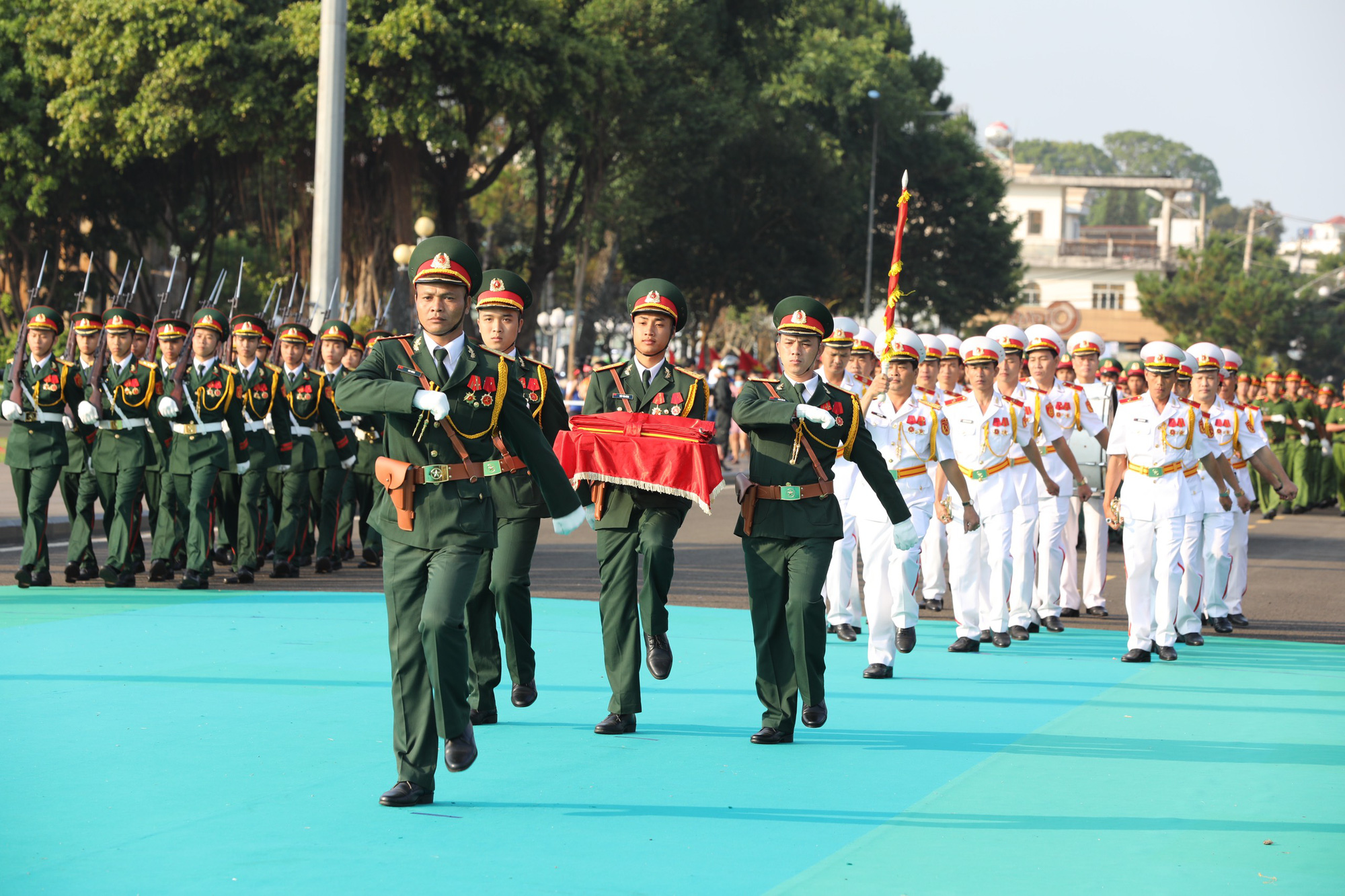 Đội tiêu binh trang nghiêm thực hiện nghi lễ thượng cờ