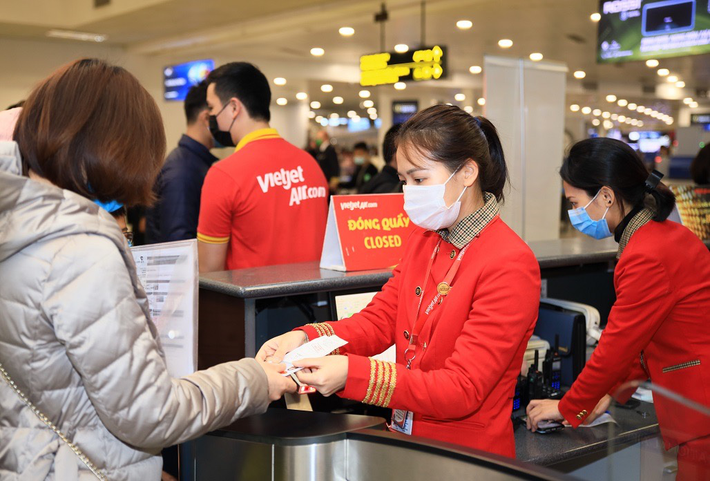 Khách đi máy bay tăng cao &quot;đột biến&quot; tại sân bay Tân Sơn Nhất - Ảnh 3.