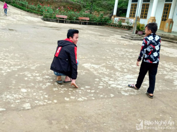 Nghị lực của cậu học sinh người Mông 5 năm liền đến trường bằng tay - Ảnh 1.