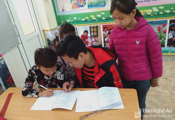 Nghị lực của cậu học sinh người Mông 5 năm liền đến trường bằng tay - Ảnh 2.