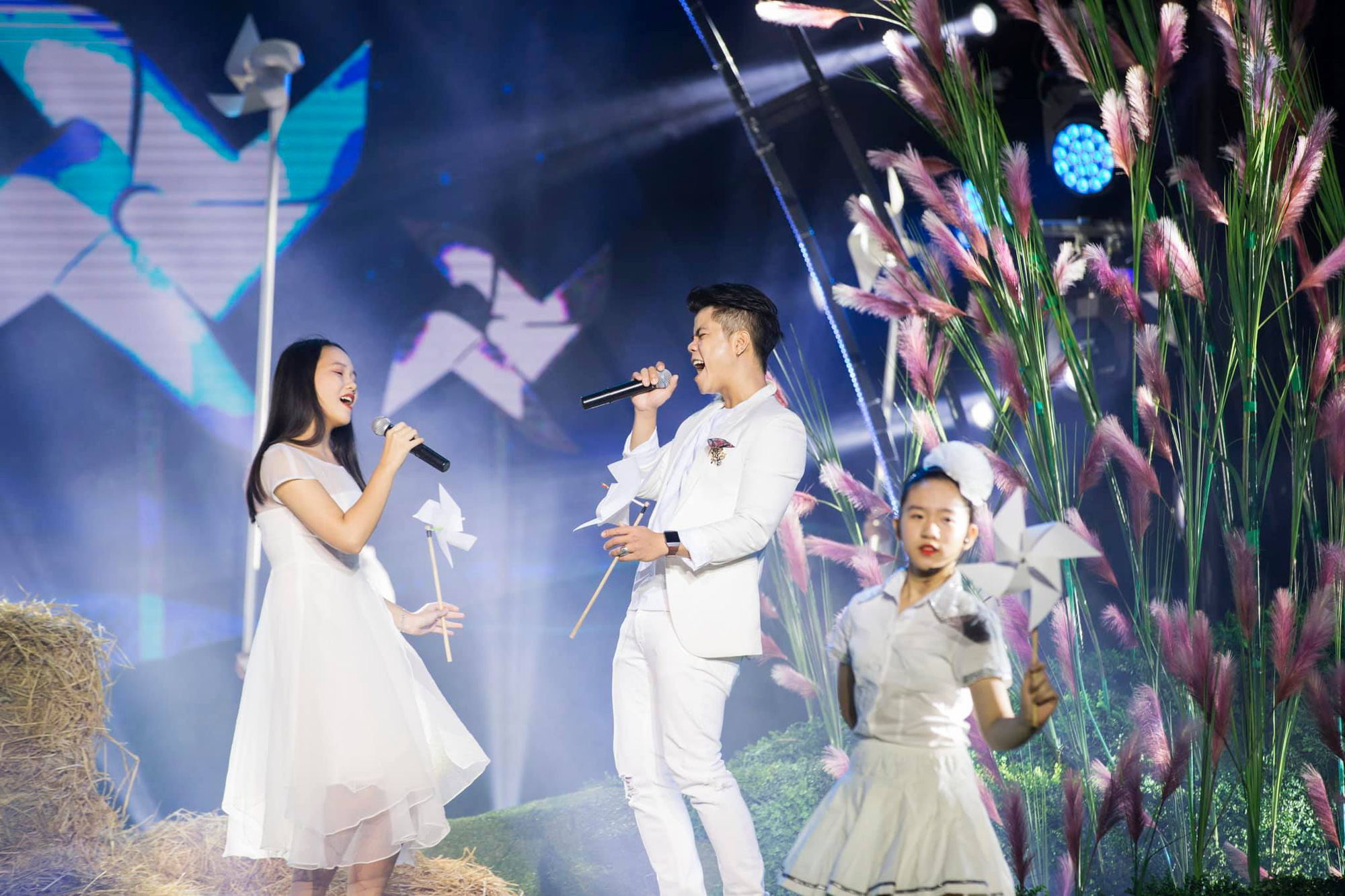 Ca sĩ Cẩm Vân cùng con gái CeCe Trương biểu diễn trong chương trình âm nhạc hàn lâm - Ảnh 1.
