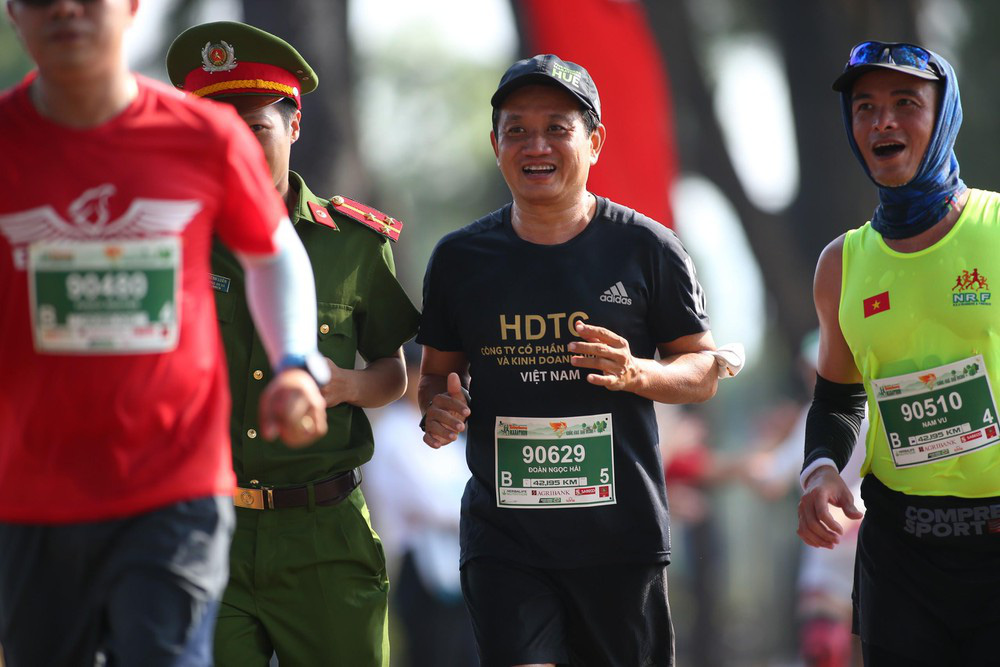 Ông Đoàn Ngọc Hải chinh phục Tiền Phong Marathon 2021 - Ảnh 1.