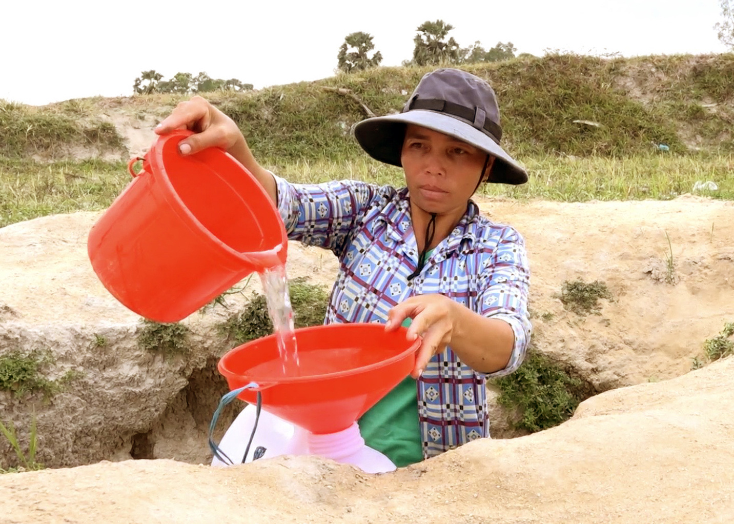 Chuyện lạ An Giang: Giếng nước tự nhiên giữa cánh đồng quanh năm cho nước ngọt - Ảnh 5.