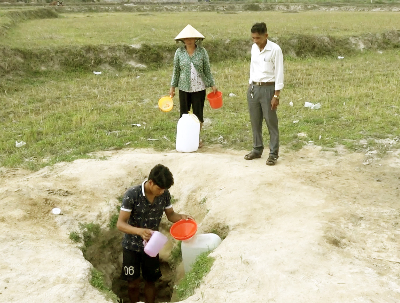 Chuyện lạ An Giang: Giếng nước tự nhiên giữa cánh đồng quanh năm cho nước ngọt - Ảnh 4.